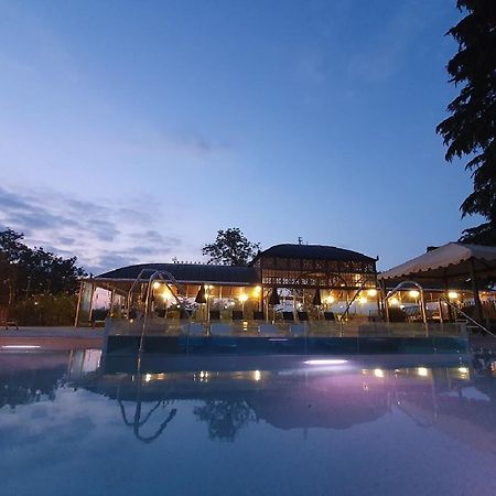 Hotel Villa Beccaris Monforte dʼAlba Екстериор снимка