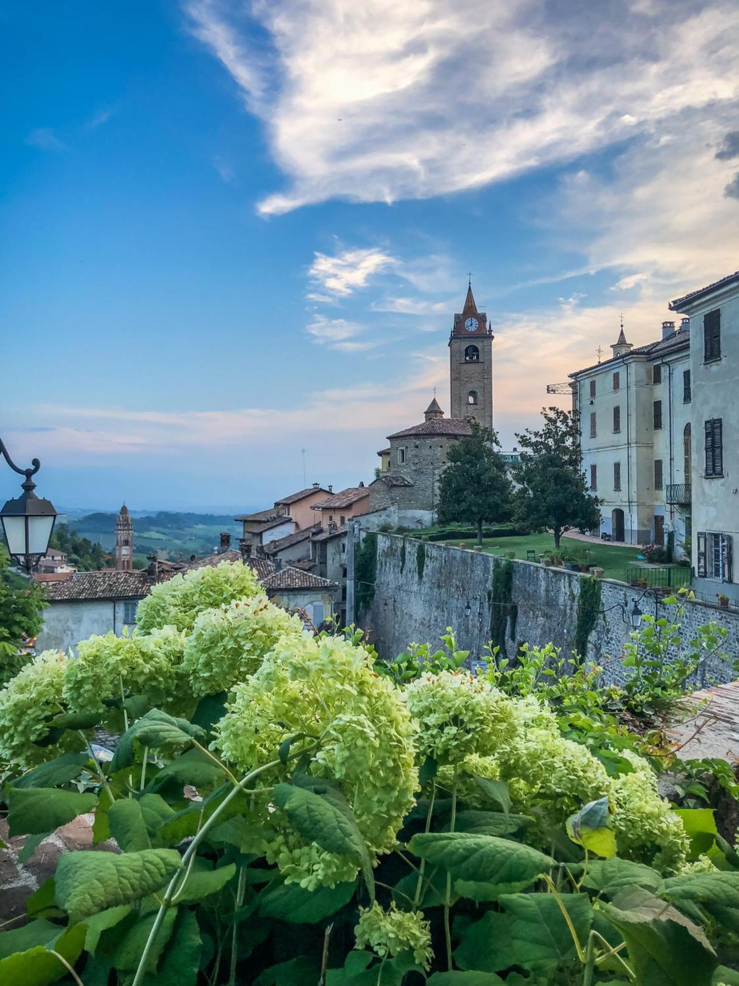 Hotel Villa Beccaris Monforte dʼAlba Екстериор снимка