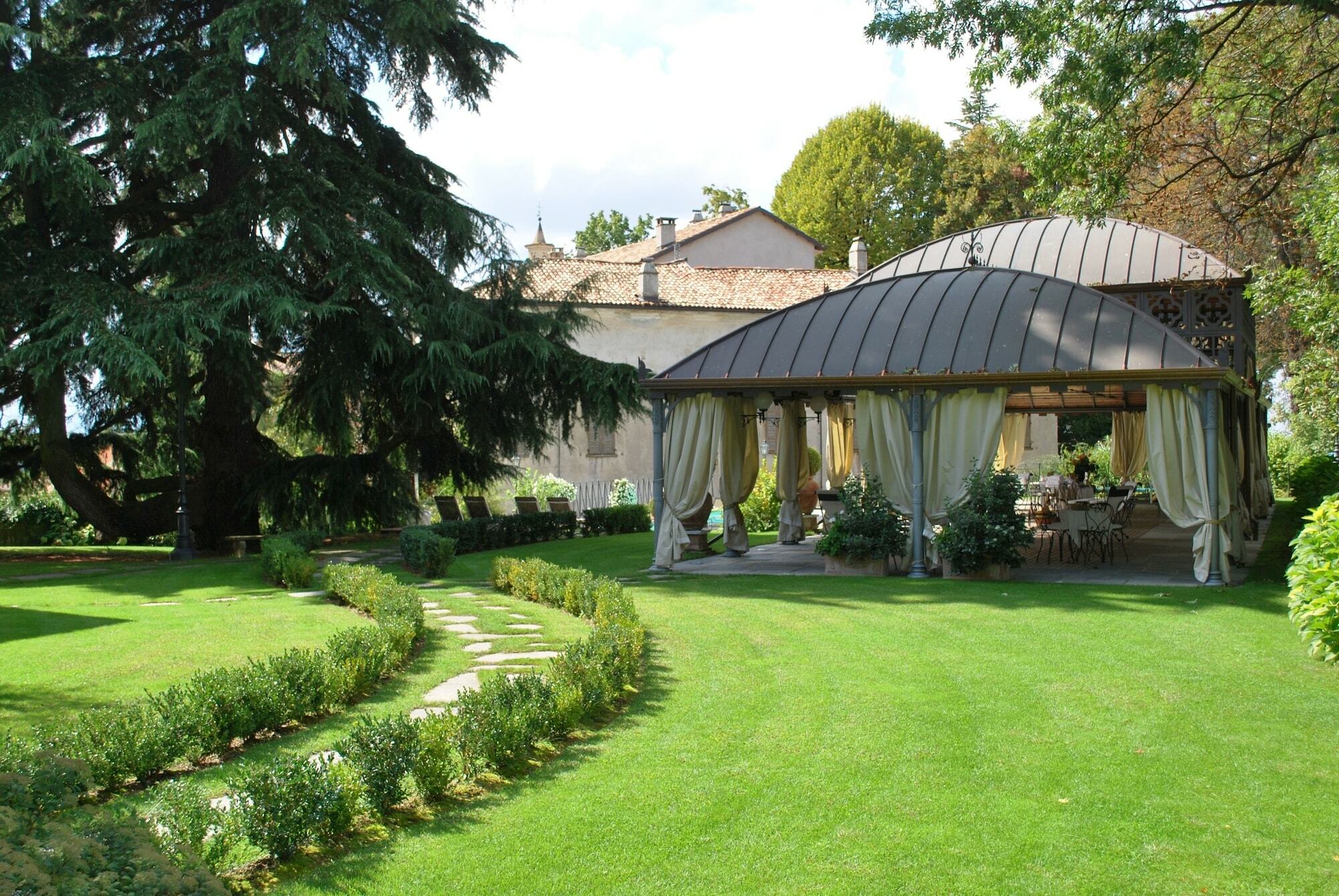 Hotel Villa Beccaris Monforte dʼAlba Екстериор снимка